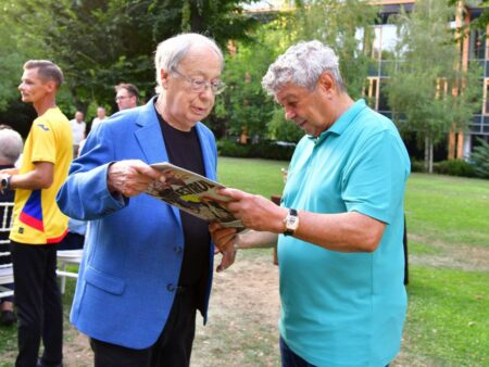 VIDEO + FOTO: Momente speciale ale lui Mircea Lucescu la 80 de ani, ținând ziarul Gazeta Sporturilor! Mari nume din fotbalul românesc au participat la un eveniment deosebit.