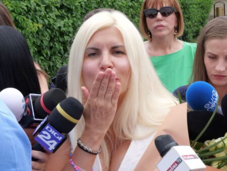 „Nu aș organiza din nou Gala Bute + Mulțumiri pentru Gigi Becali!” » Întâmpinată cu flori artificiale și bani
