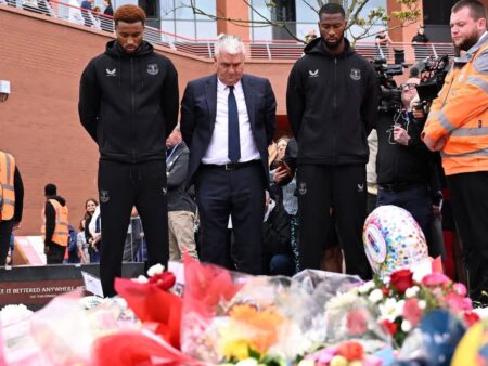 VIDEO Gest emoționant din partea lui Everton după decesul lui Diogo Jota » Doi jucători și ambasadorul clubului i-au adus un omagiu lui Diogo Jota în fața stadionului Anfield