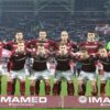 Iată câteva sugestii pentru un titlu alternativ:

1. „Rapid renunță la el! Fotbalistul important din sezonul trecut, pregătit de plecare după ce a fost lăsat pe dinafară.”
2. „Despărțire iminentă! Jucătorul cheie din sezonul trecut, exclus de la Rapid.”
3. „După ce a fost trecut pe linie moartă, un fotbalist vital din sezonul anterior se pregătește să părăsească Rapid.”