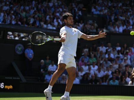 Iată o variantă reformulată a titlului:

„Așa se prezintă „noul Federer”, Alcaraz, într-o finală la Wimbledon. Lovitura de set impresionantă pe care a realizat-o.”