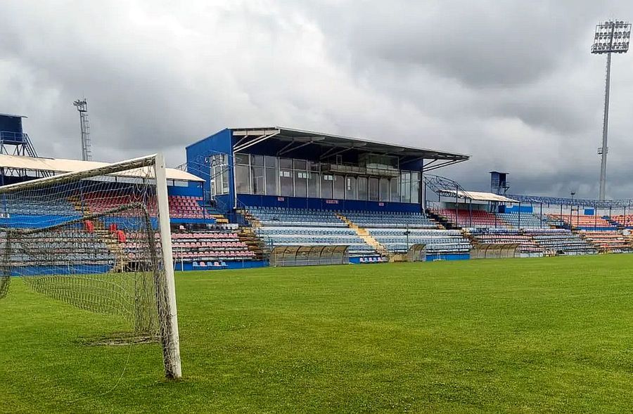 Imagine cu stadionul Trans-Sil ASA Târgu Mureș și lotul pregătit pentru Liga 2