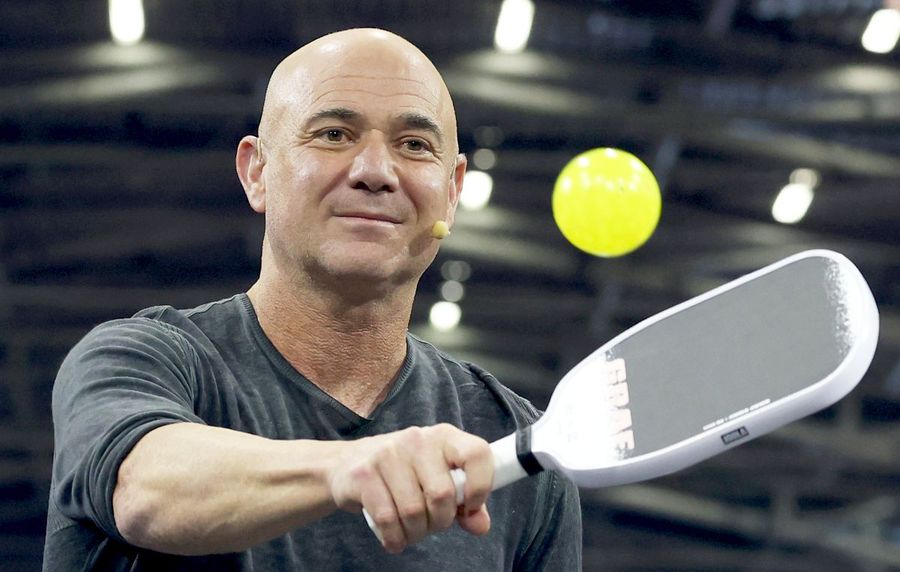 Andre Agassi cu o paletă de pickleball Andre Agassi, Kim Clijsters și vedete NBA investesc într-un nou sport