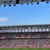 Iată o sugestie pentru titlu: 

„Cum sunt amenajate tribunele pe „Stadionul Ghencea” la Supercupa României FCSB – CFR Cluj”