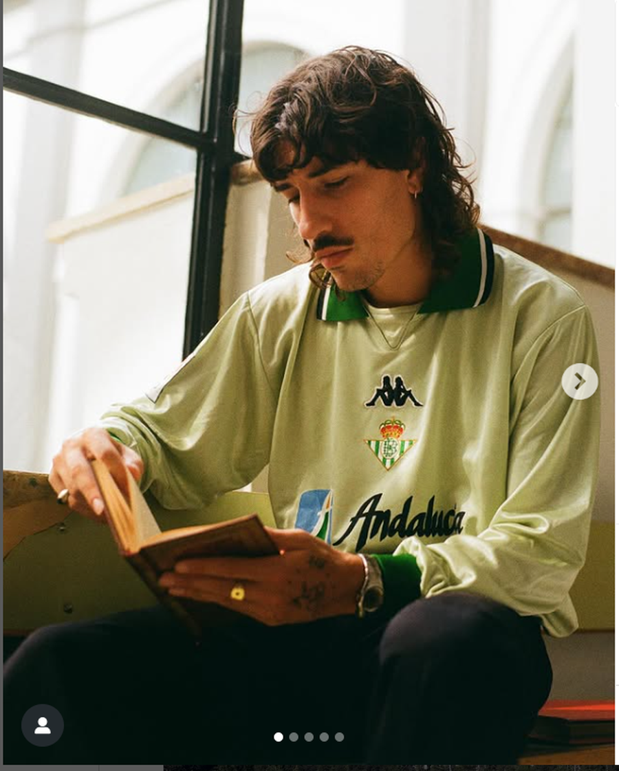 Hector Bellerin citind pe coridorul Universității din Sevilla „Literatura mi-a schimbat viața” » A jucat la Barcelona, dar a făcut istorie la Arsenal.