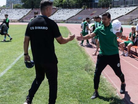 Iată o variantă a titlului: 

„Moment dificil pentru Nicolae Dică! 0-2 în minutul 7, echipa sa a cedat și pe terenul de la Ștefan cel Mare.”