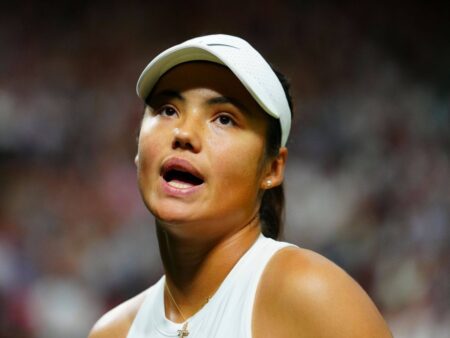 Emma Răducanu, reacție onestă după meciul cu Sabalenka de la Wimbledon: „A fost din cauza acoperișului tras”