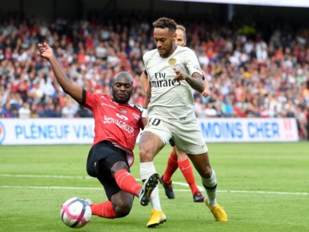 Dinamo anunță astăzi alți doi fotbaliști străini de marcă! Fundașul dreapta de la PSG și portarul de la CM 2022 au efectuat vizita medicală.