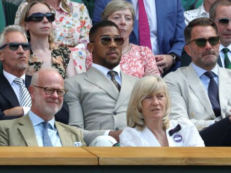 Atâtea vedete că nu au loc să respire: Gary Lineker, „lovit” de boxerul Anthony Joshua, la Wimbledon