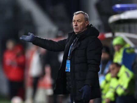 Proaspăt retras, s-a alăturat echipei conduse de Mircea Rednic la Standard Liege.