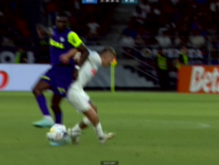 Nu a fost anulat golul CFR-ului, deși a fost chemat la VAR! Momentul în care jucătorul de la FCSB a solicitat fault.