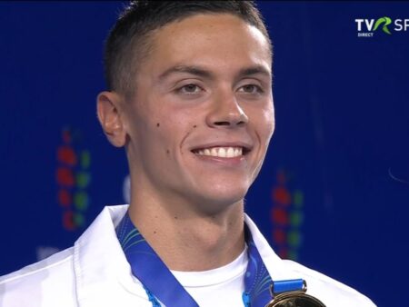 David Popovici, surpriză pe podiumul mondial: ce recompensă a primit, pe lângă medalie, și cine i-a înmânat premiul
