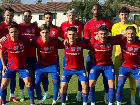 Congolezul Lumbu, în pielea goală la debutul său pentru Steaua! Echipa lui Daniel Oprița se descurcă excelent în cantonamentul din Bulgaria.