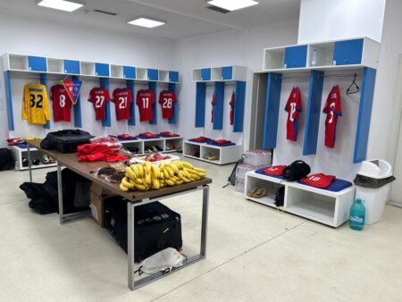 Imagini spectaculoase din vestiarul FCSB » Kosovarii au pregătit masa pentru campionii României