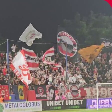 Fanii Dinamo cântă „Imnul golanilor” înainte de confruntarea cu Metaloglobus