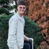 Iată o variantă alternativă a titlului:

„Surpriză! Locul în care a fost văzut Dennis Man după semnarea contractului cu PSV”
