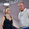 „Președintele cu salariu regal se îndreaptă spre palat pentru a săruta inelul!”