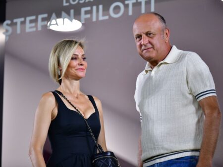 „Președintele cu salariu regal se îndreaptă spre palat pentru a săruta inelul!”