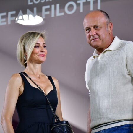 „Președintele cu salariu regal se îndreaptă spre palat pentru a săruta inelul!”