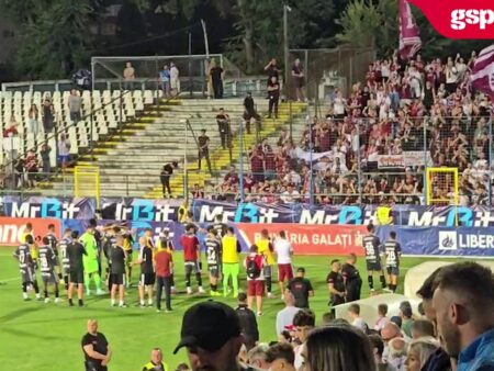 Fanii Rapidului cântă împreună cu galeria după remiza cu Oțelul, 1-1