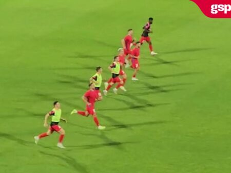 Câțiva jucători de la FCSB se antrenează după meciul cu Drita și sunt agresați de fanii kosovari.