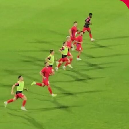 Câțiva jucători de la FCSB se antrenează după meciul cu Drita și sunt agresați de fanii kosovari.