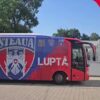 CS Dinamo – Steaua București: Autocarul „militarilor” a sosit recent la stadionul de lângă Mănăstirea Cașin