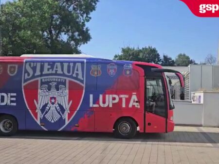 CS Dinamo – Steaua București: Autocarul „militarilor” a sosit recent la stadionul de lângă Mănăstirea Cașin