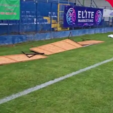 Furtună la Clinceni, cu o oră și jumătate înainte de Metaloglobus – Rapid. Vântul a doborât panourile publicitare.