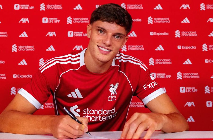 Giovanni Leoni, prezentat oficial la Liverpool/ foto: FC Liverpool Arne Slot despre achiziția lui Liverpool: „Este înalt, rapid, talentat și, de ce nu, atrăgător... De aceea am plătit atât!”