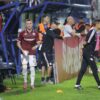 Ruptură la Rapid? Claudiu Petrila a salutat toți de pe bancă, dar l-a ocolit pe Costel Gâlcă la schimbare.