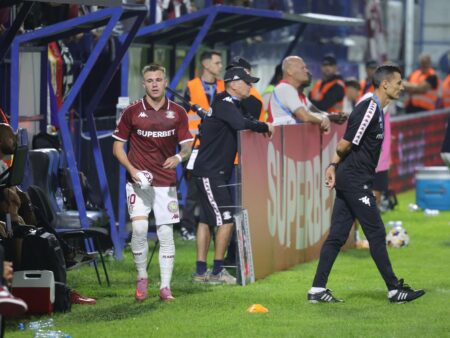 Ruptură la Rapid? Claudiu Petrila a salutat toți de pe bancă, dar l-a ocolit pe Costel Gâlcă la schimbare.