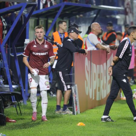 Ruptură la Rapid? Claudiu Petrila a salutat toți de pe bancă, dar l-a ocolit pe Costel Gâlcă la schimbare.