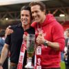 Ryan Reynolds și Rob McElhenney fac investiții uriașe! Wrexham a cheltuit de trei ori mai mult decât toate echipele din Superligă.