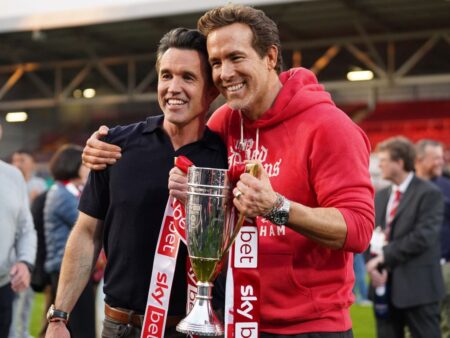Ryan Reynolds și Rob McElhenney fac investiții uriașe! Wrexham a cheltuit de trei ori mai mult decât toate echipele din Superligă.