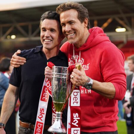 Ryan Reynolds și Rob McElhenney fac investiții uriașe! Wrexham a cheltuit de trei ori mai mult decât toate echipele din Superligă.