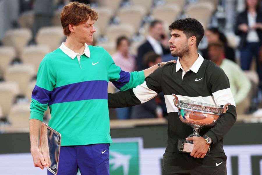 Jannik Sinner și Carlos Alcaraz Jannik Sinner a fost întrebat de noua frizură a lui Carlos Alcaraz: „Îi stă bine. Eu nu m-aș tunde așa”