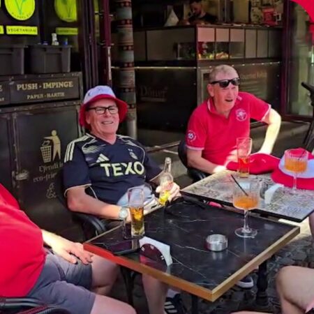 Suporterii lui Aberdeen se bucură de muzică la o terasă din Centrul Vechi