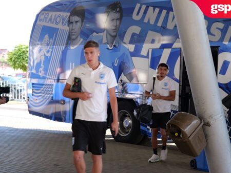 Univ. Craiova vs. Bașakșehir » Autocarul oltenilor a sosit la stadionul Ion Oblemenco, întâmpinat cu ovații de către suporteri