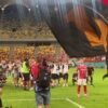 Jucătorii lui Dinamo sărbătoresc alături de fani după victoria cu Hermannstadt, 2-0