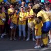 Sute de fani ai naționalei au fost prezenți la Mogoșoaia pentru antrenamentul oficial al echipei lui Mircea Lucescu și au imortalizat momente alături de favoriții lor.