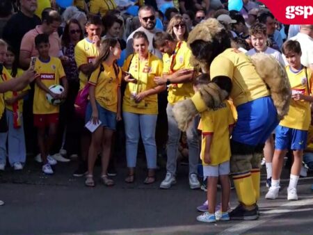 Sute de fani ai naționalei au fost prezenți la Mogoșoaia pentru antrenamentul oficial al echipei lui Mircea Lucescu și au imortalizat momente alături de favoriții lor.