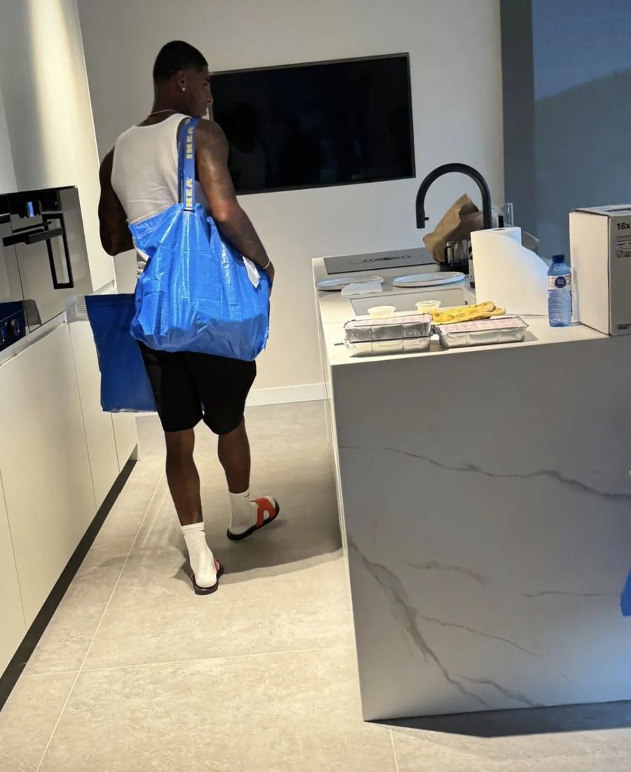 Marcus Rashford, cu sacoșa la Ikea Suprins de fani la Ikea
