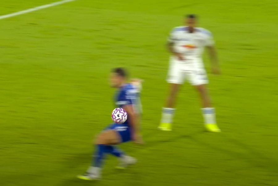 Așa ținea Tarkowski brațul în momentul în care l-a lovit mingea Epilog cu scandal » Au contestat penalty-ul din care s-a făcut diferența în Leeds - Everton, la debutul lui Grealish