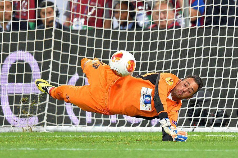 Beto, apărând un penalty în finala Europa League din 2014, Sevilla - Benfica În 2012 campion în România, acum va da piept cu Gică Hagi - Refuzat pentru înălțimea lui, a intrat în depresie după retragere.