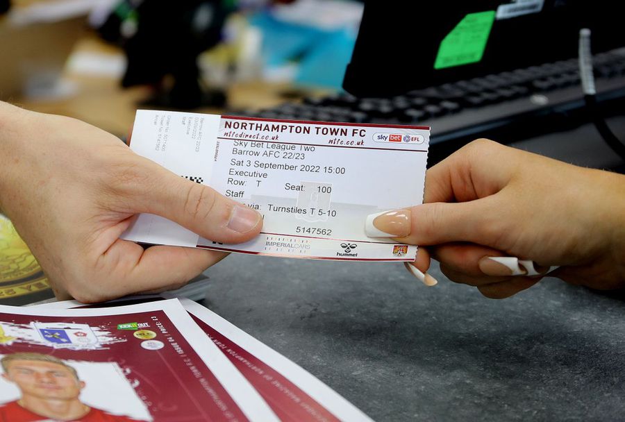 Problema biletelor și invitațiilor devine serioasă în campionatul României Cluburile din Superligă, acuzate de practici dubioase: „Banii sunt izvoriți ilegal! Se tipăresc și se vând pe scară largă”