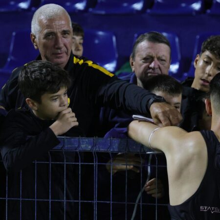 Bărbatul care a plecat cu scandal din Giulești s-a îmbrățișat cu Alex Dobre!