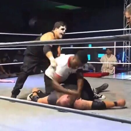 Fiul legendei MMA a trimis un wrestler la spital după un atac violent în ring