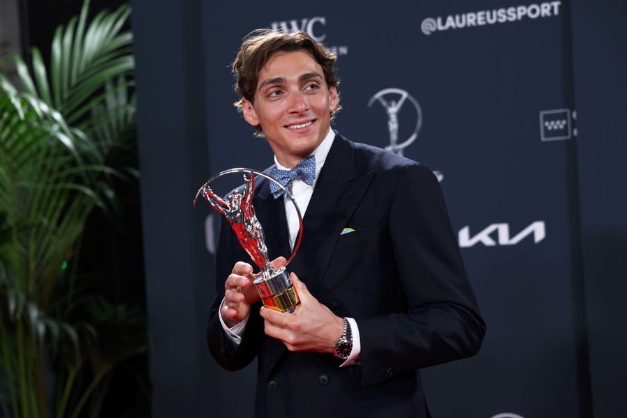 Armand Duplantis cu trofeul Laureus de cel mai bun Sportiv în 2024 Armand Duplantis, un nou record mondial la săritura cu prăjina: 6,29 metri!