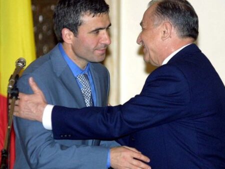 „A fost pe punctul de a-și frânge piciorul. Ploua și a alunecat pe marmură.”
